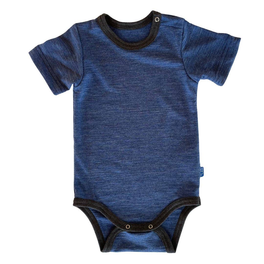 Hautsympathisch und schadstofffrei. Der luftige Kurzarm-Body aus Bio-Merinowolle & Seide kühlt sanft im Sommer und ist die ideale Basis für jedes Outfit.