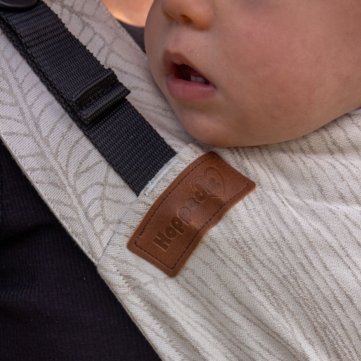 Schnelles Anlegen ohne Binden! Die ergonomische Fullbuckle-Trage lässt sich wie ein Rucksack klicken und stützt den Rundrücken deines Babys perfekt.
