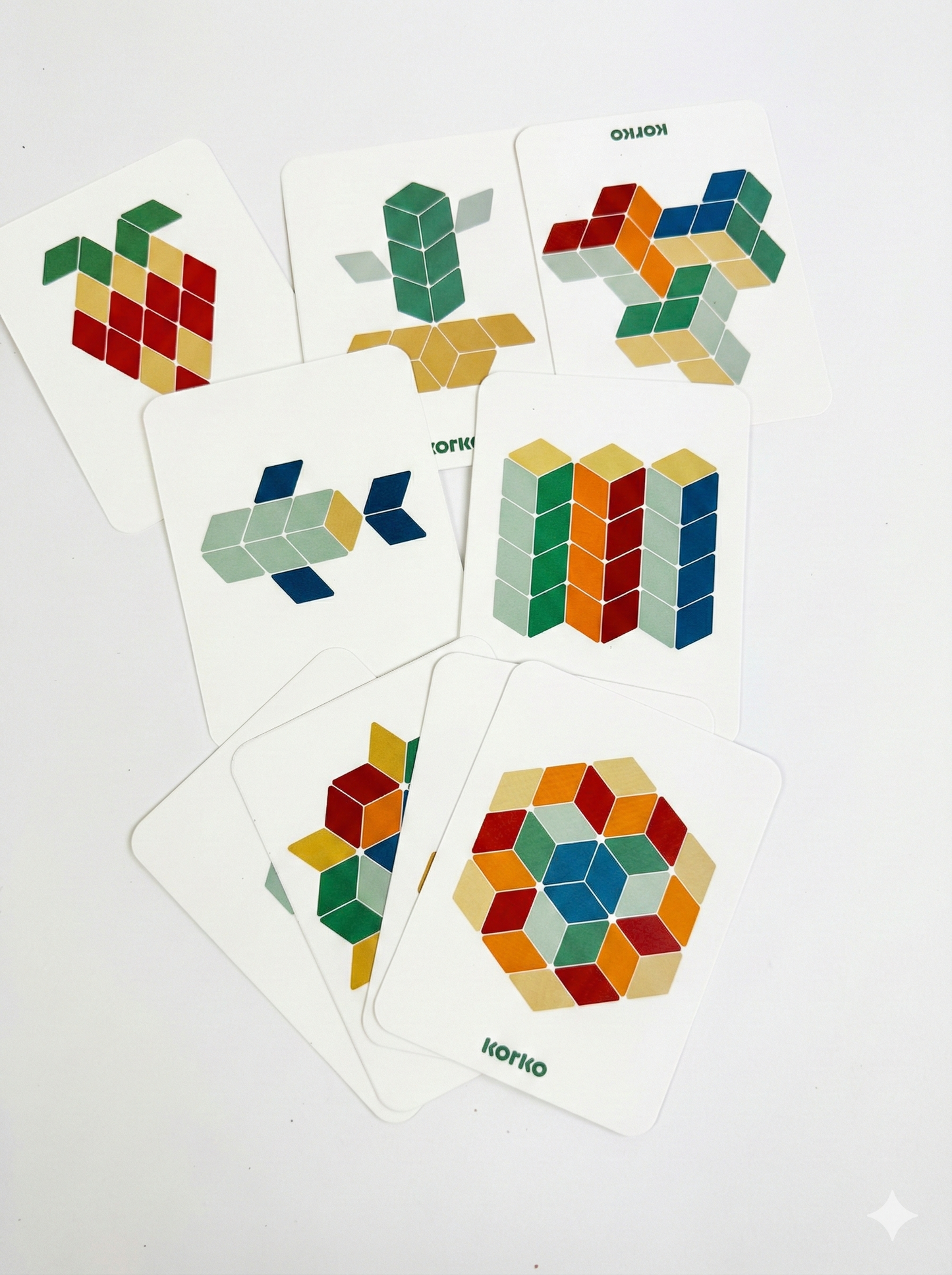 Mosaik-Kunst für kleine Hände! 48 bunte Kork-Rauten mit Vorlagen fördern spielerisch Konzentration, Mustererkennung und Symmetrieverständnis.