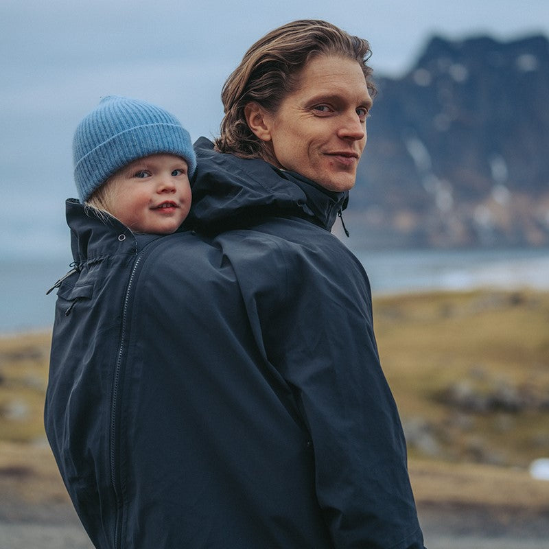 Endlich auch für Trage-Papas! Die robuste 3-in-1 Softshell-Jacke ist absolut winddicht, wasserabweisend und punktet mit einem sportlichen Outdoor-Look.