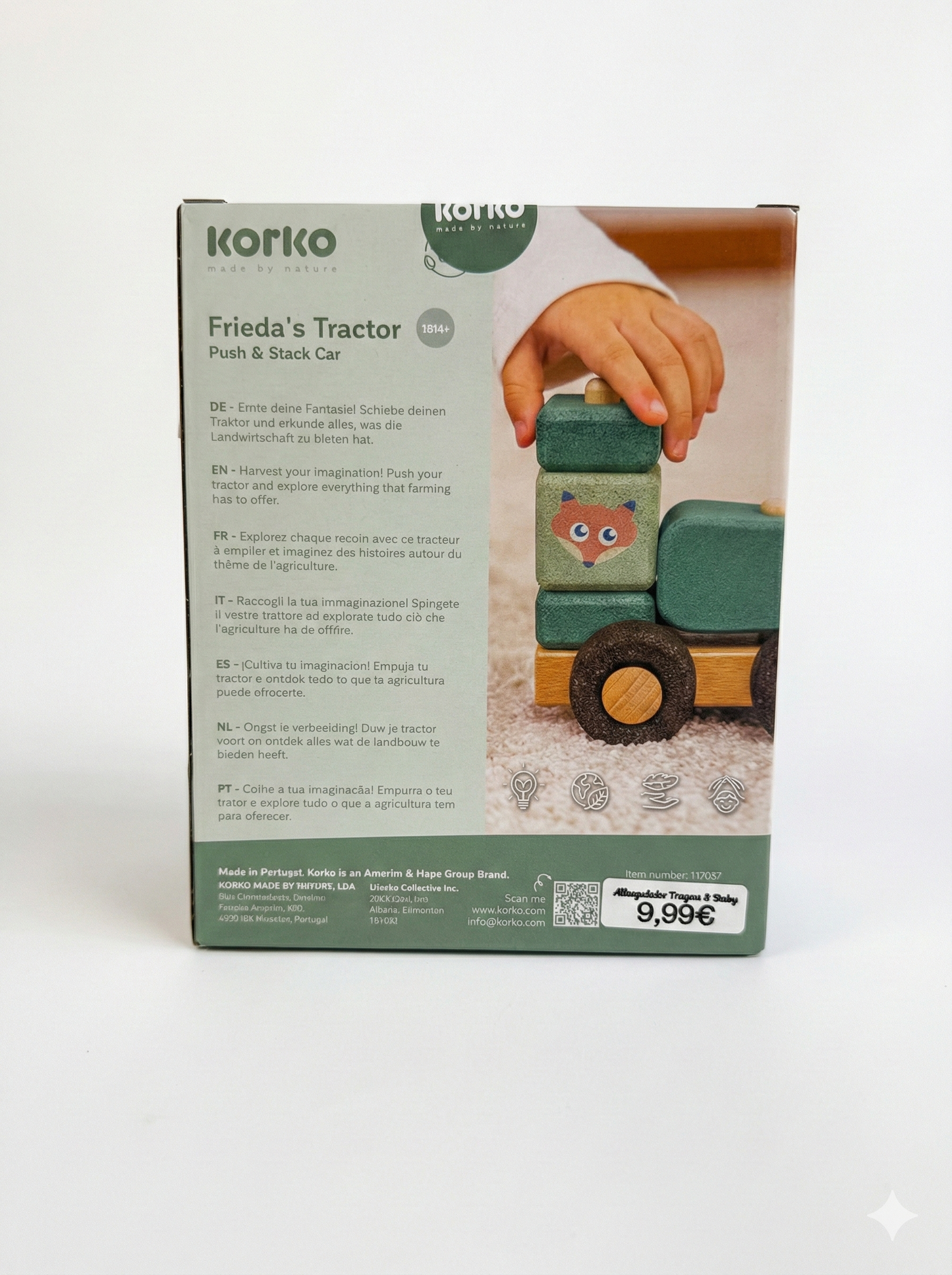 Landluft schnuppern ohne Lärm! Der robuste Traktor aus Naturkork mit Anhänger und Farmerin fährt flüsterleise und ist ideal für kleine Hände.