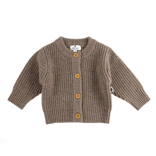 Der wärmende Begleiter für jede Jahreszeit! Die kuschelige Strickjacke aus 100% weicher Merinowolle ist temperaturregulierend und absolut kratzfrei.