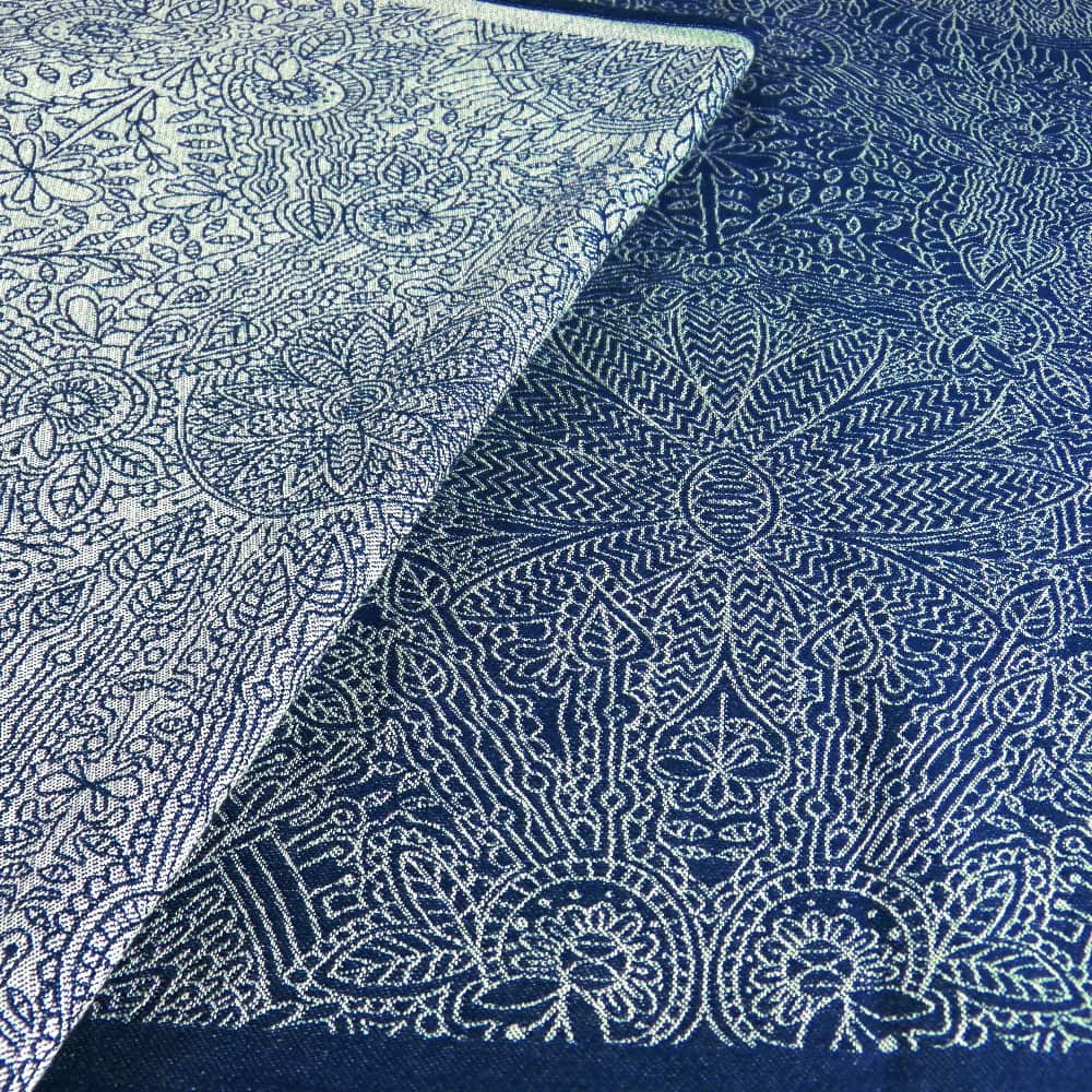 Pure Natur für dein Baby! Das liebevoll gewebte Jacquard-Tuch mit floralem Blättermuster besticht durch wunderbare Weichheit und ergonomische Stabilität.