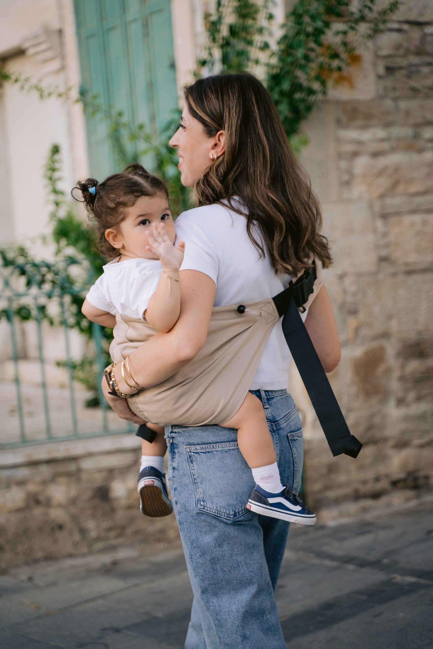 Mama, Arm! Mama, runter! – Mit der Neko Up & Down Hüfttrage schonst du deinen Rücken im Alltag. Sekundenschnell angelegt und kompakt wie eine Handtasche.