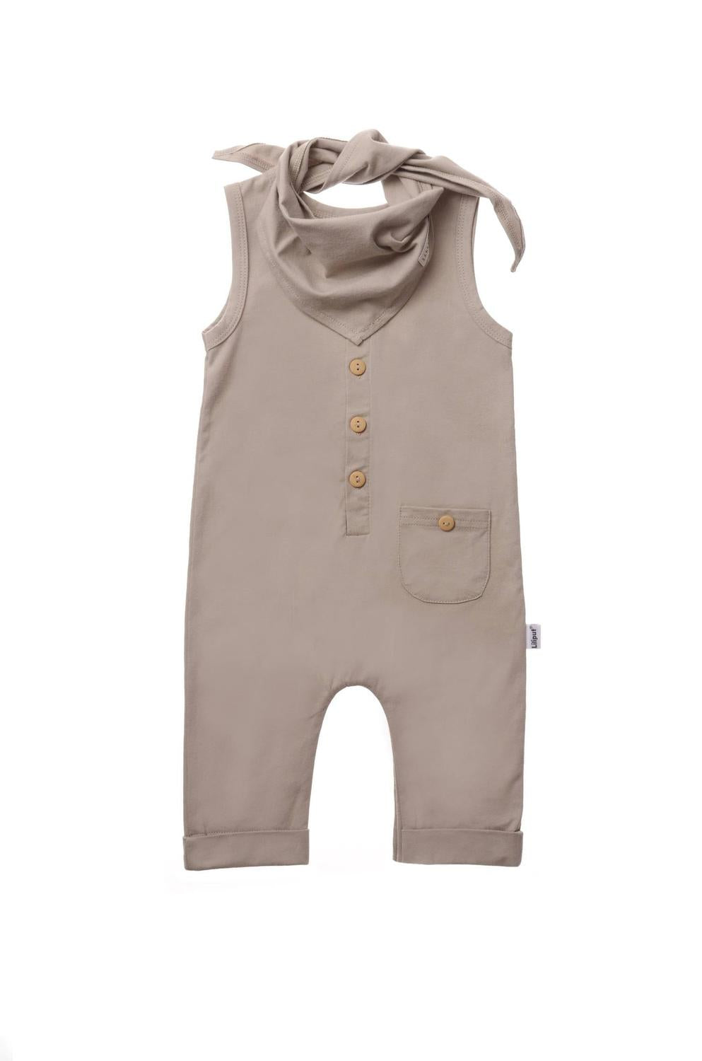 Zwei Teile, ein perfektes Outfit! Der bequeme olivegrüne Jumpsuit kommt direkt mit farblich passendem Halstuch und sorgt für einen schicken Komplett-Look.