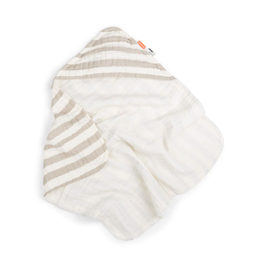 Hüllt dein Baby sanft wie eine Wolke ein. Das saugstarke, mehrlagige Musselin-Badetuch aus 100% Bio-Baumwolle hält das Köpfchen nach dem Baden warm.