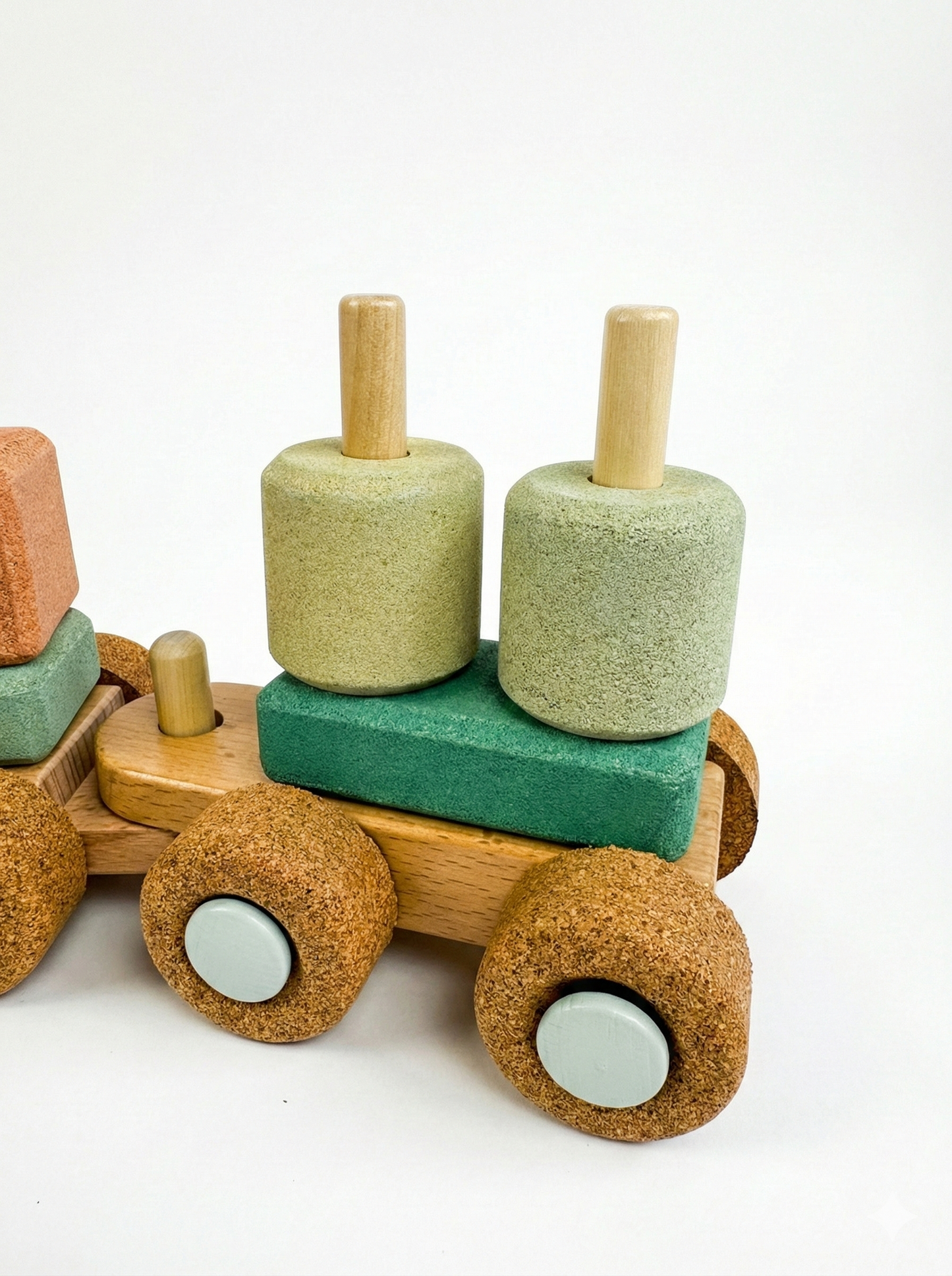 Die leiseste Eisenbahn der Welt! Das kreative Bauset aus weichem Kork lässt kleine Lokführer eigene Züge bauen, ganz ohne Lärm und Kratzer im Boden.