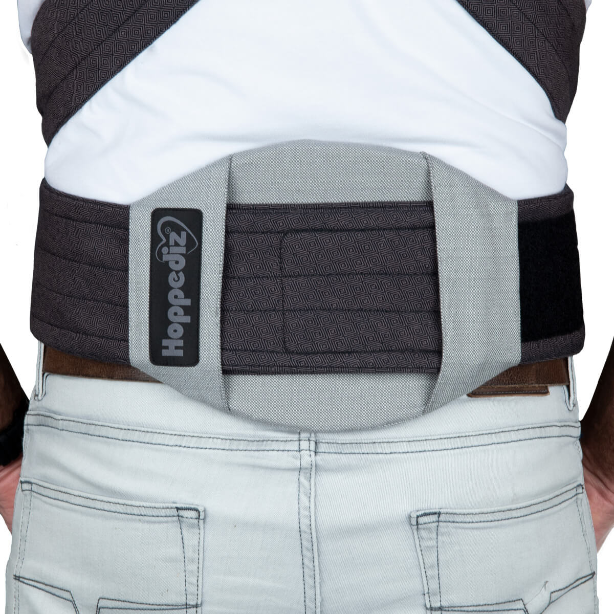 Schluss mit Rückenschmerzen beim Tragen! Die ergonomische Lendenwirbelstütze wird einfach am Bauchgurt befestigt und schont spürbar deine Wirbelsäule.