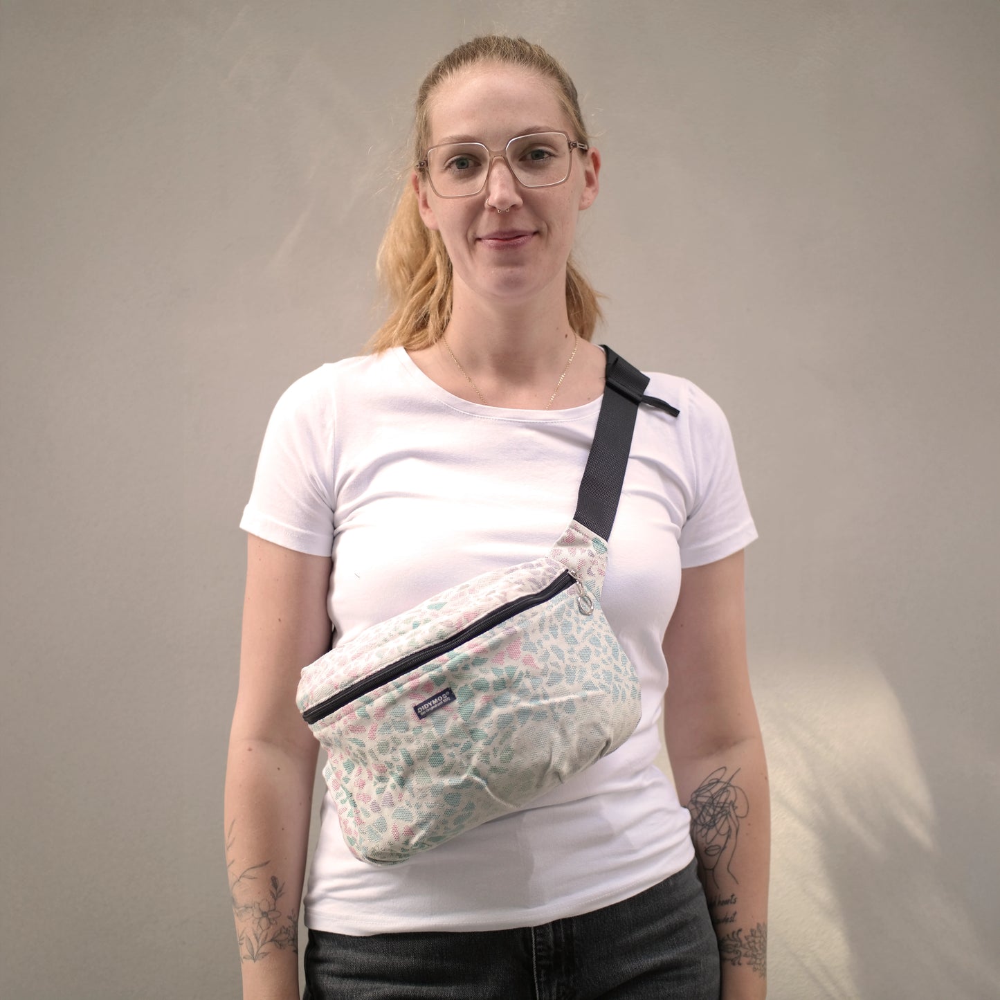 Der praktische Begleiter im Trage-Alltag! Die stylische Halbmond-Tasche bietet genügend Platz für Schlüssel, Handy und kleine Essentials, ohne zu stören.