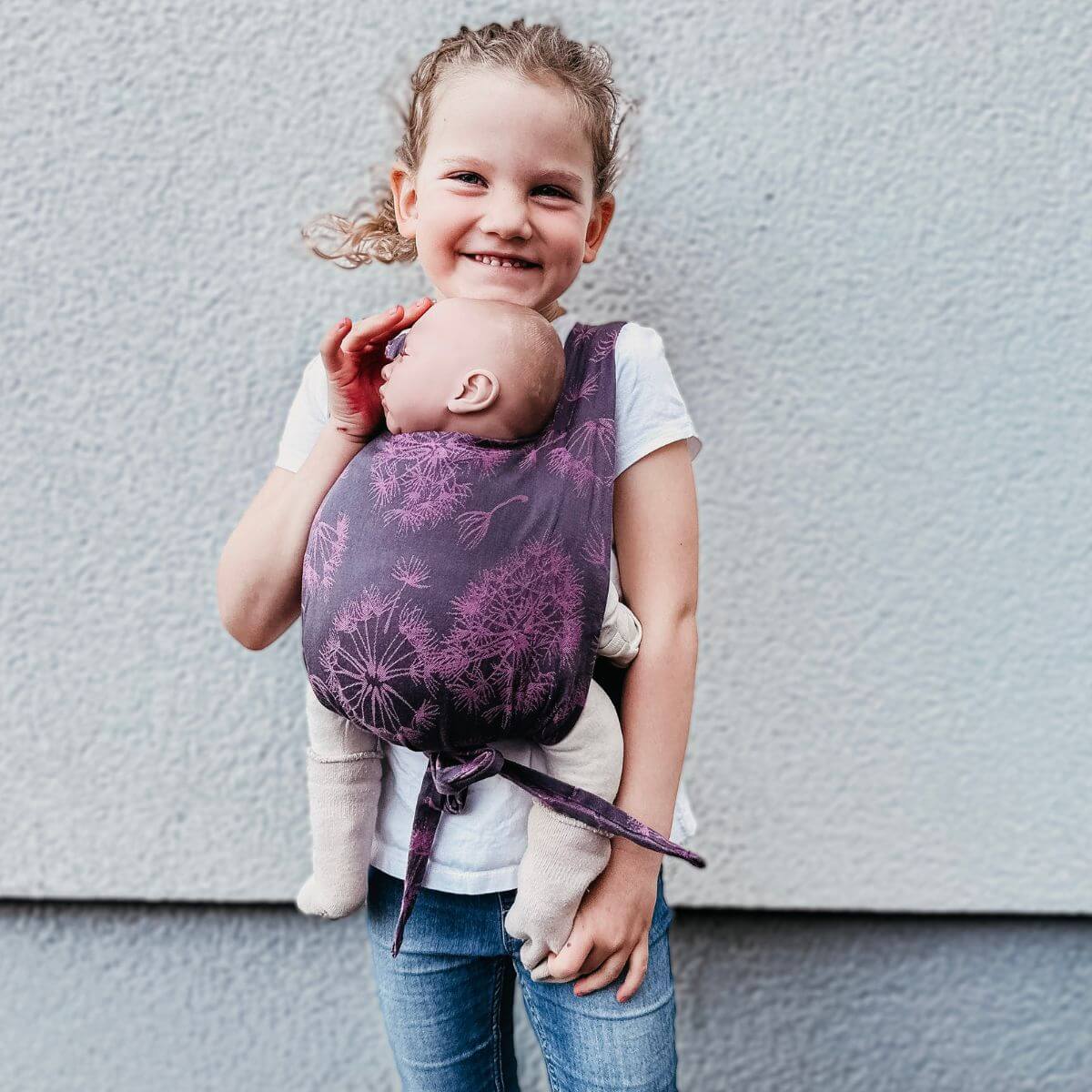 Tragen wie Mama und Papa! Die originalgetreue Puppentrage mit Klett-Bauchgurt ist kinderleicht anzulegen und ideal für Kuscheltiere und Puppen.