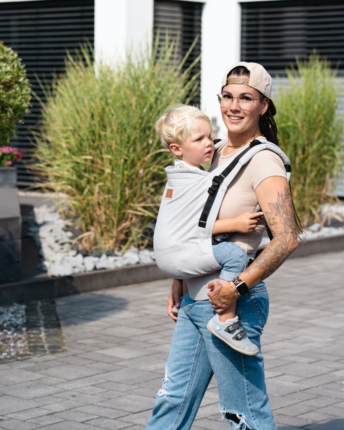 Für große Weltentdecker! Die robuste Qookie Ultimo Toddler Trage verteilt das Gewicht schwerer Kinder optimal. Genial: Patentierte Magnetverschlüsse für sekundenschnelles Anlegen.