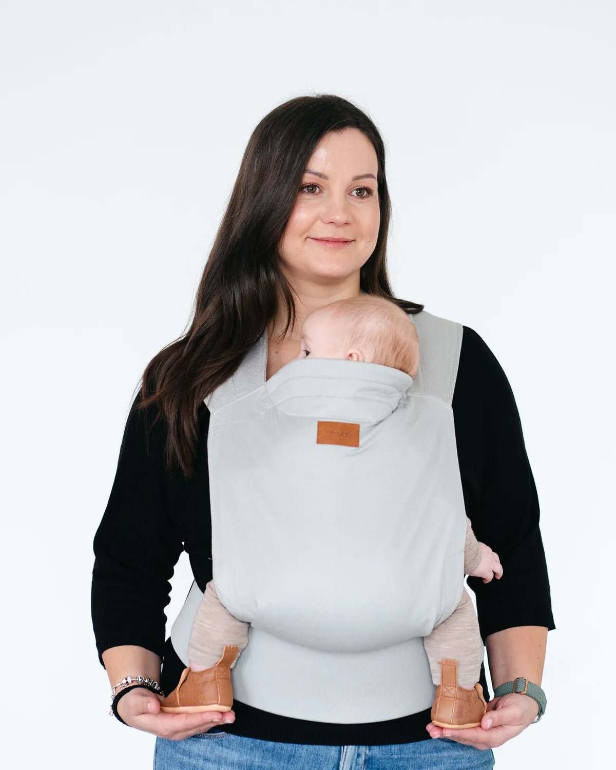 Schluss mit nervigem Schnallen-Gefummel! Die Qookie Vario Babytrage schließt dank Magnet-Technologie fast von selbst. Ultraleicht und ergonomisch ab Geburt.