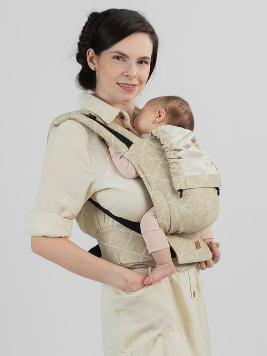 Die Revolution der Einfachheit! Passe Stegbreite und Rückenhöhe mit nur einem Handgriff perfekt an dein Baby an. Schneller geht Tragen nicht.