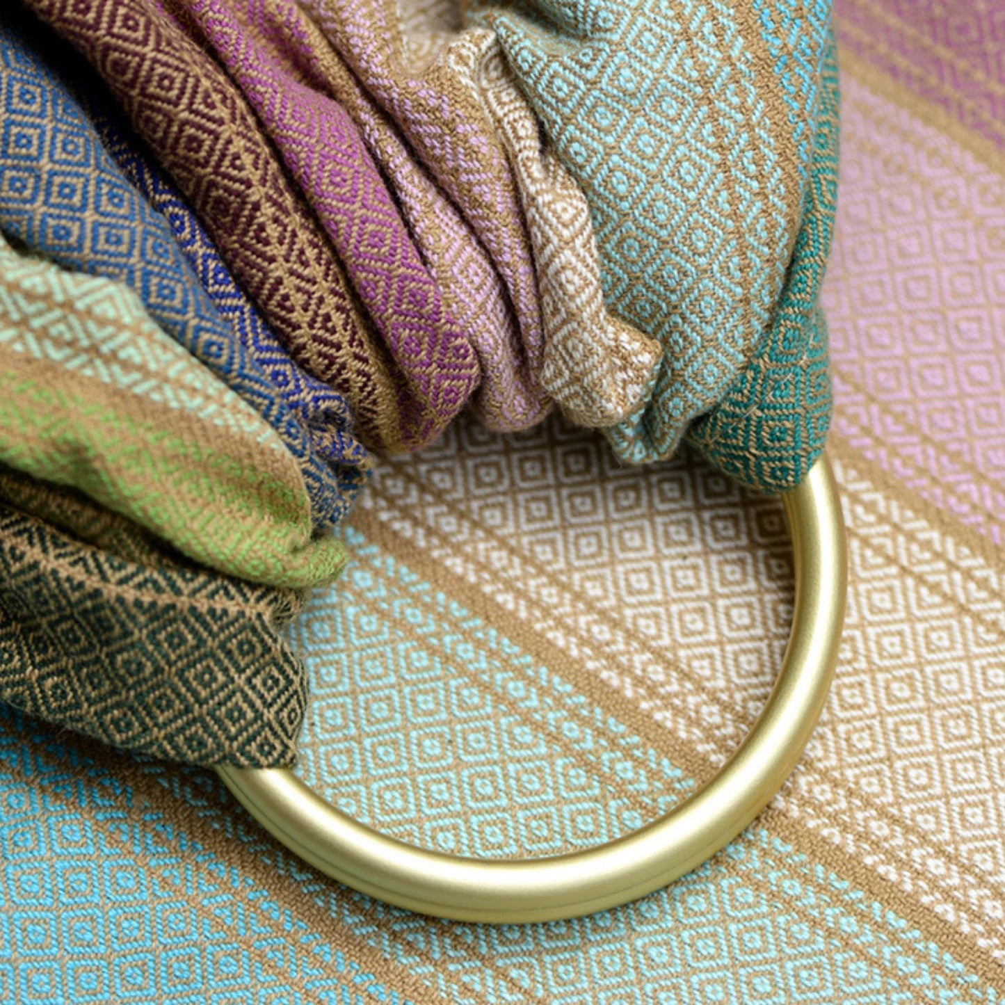 Die Sonne zum Anziehen! Der handgewebte Ring Sling in strahlenden Gelbtönen ist blitzschnell angelegt und bietet festen Halt für dein Kleinkind.