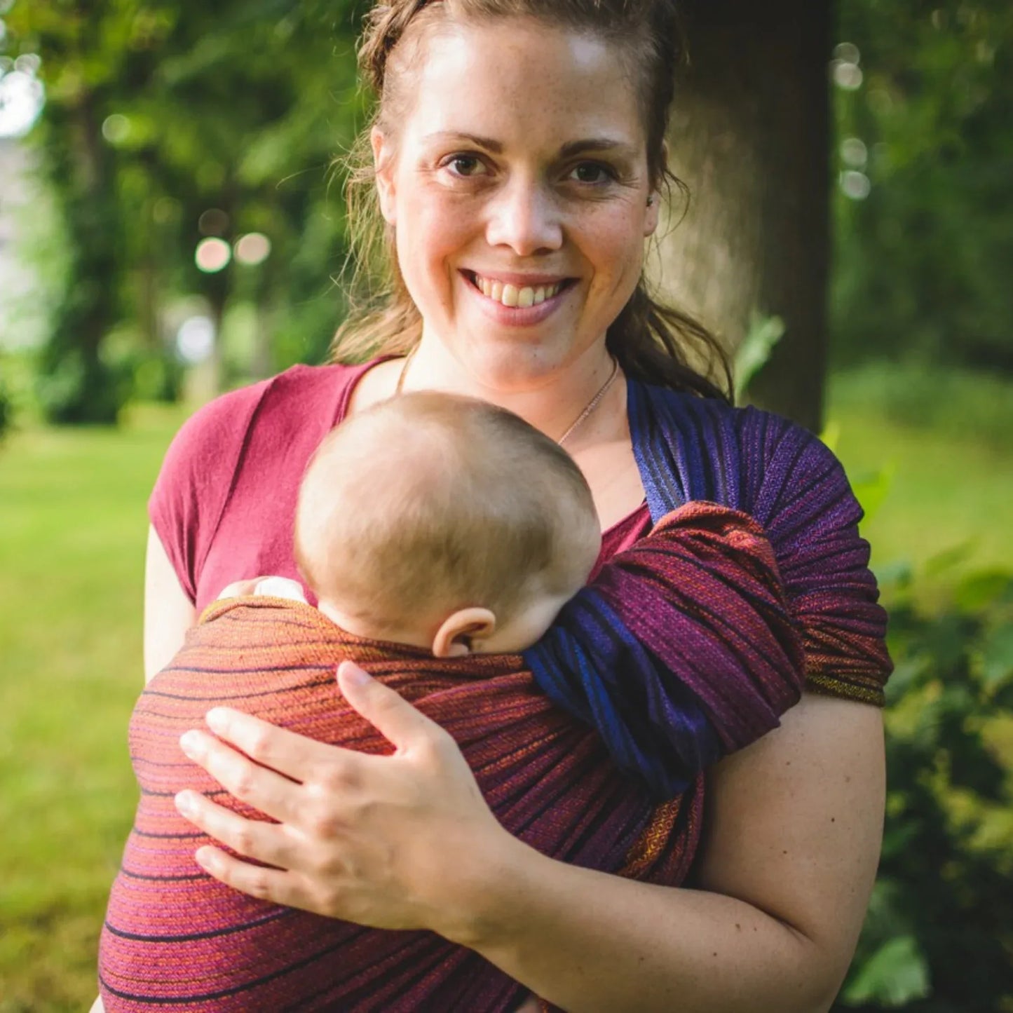 Elegante Geborgenheit im Alltag. Der handgewebte Ring Sling in tiefen Indigotönen bietet dank Diamant-Webung perfekten Halt und maximale Unterstützung.
