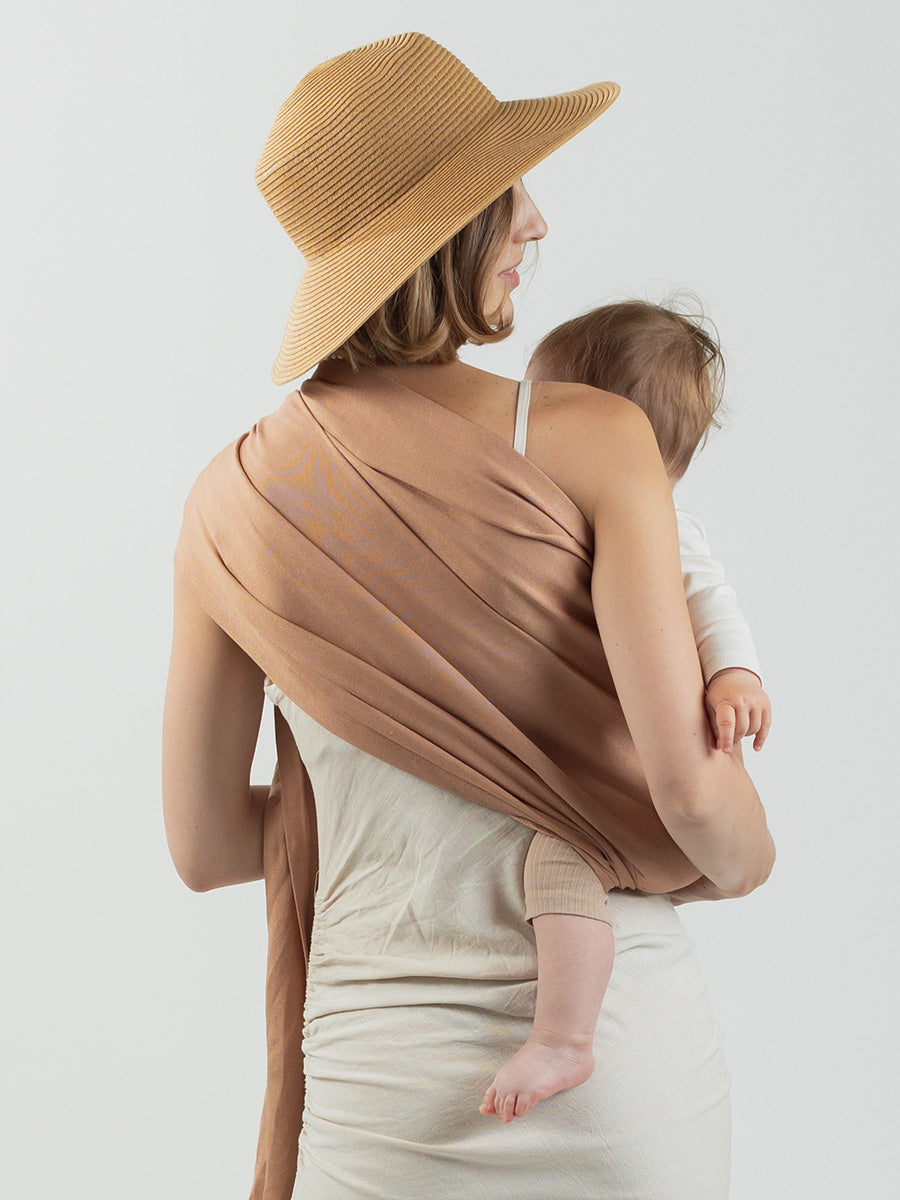 Ideal für kurze Wege, im Haushalt oder bei quengeligen Babys am Abend. Der butterweiche Ring Sling ermöglicht schnelles Tragen ab Geburt ohne Binden.
