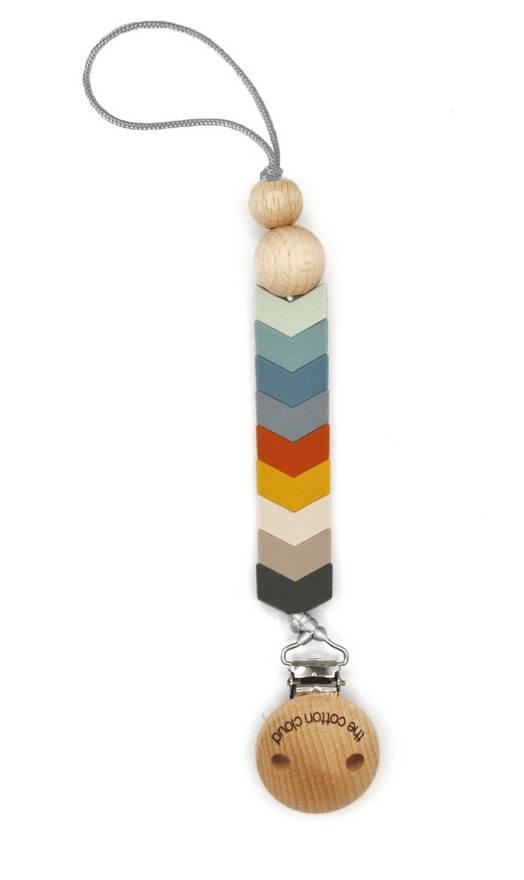 Nie wieder verlorene Schnuller! Die stylische Schnullerkette im modernen Chevron-Design aus weichem Silikon und Naturholz ist sicher und praktisch.