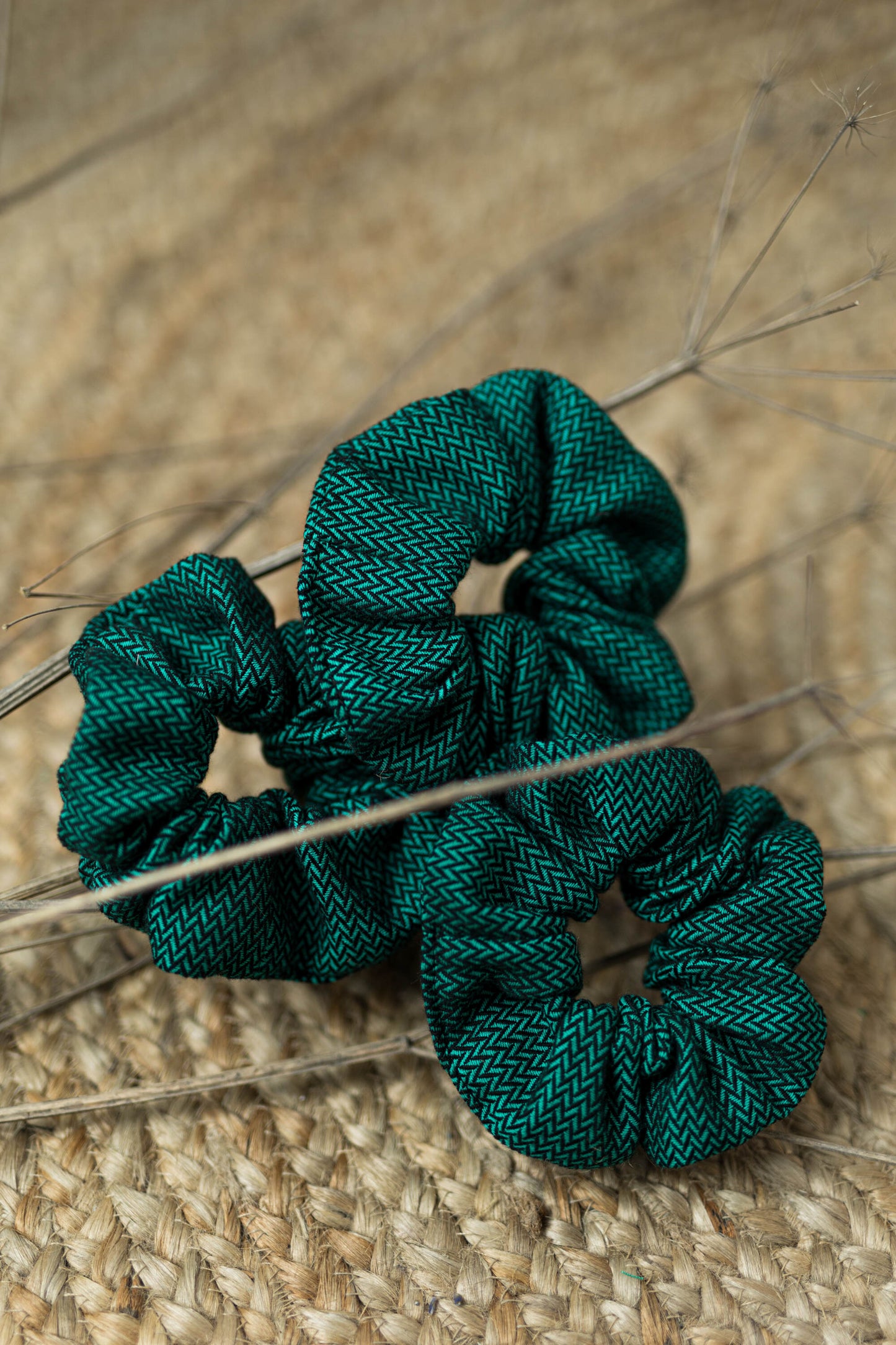 Das perfekte Accessoire zur Babytrage! Das voluminöse Haargummi aus original LennyLamb Tragetuchstoff ist schonend zum Haar und super nachhaltig.