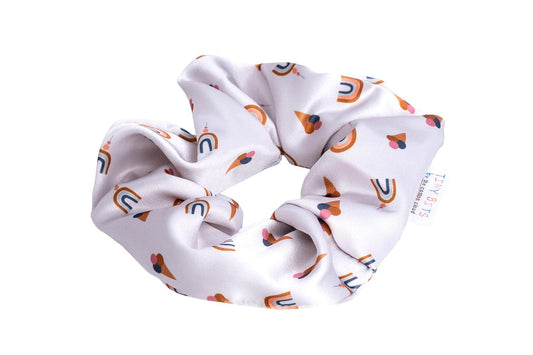 Verhindert Ziepen und Haarbruch! Das weiche Satin-Scrunchie bändigt feines Kinderhaar sicher und sieht dabei zauberhaft glänzend aus.