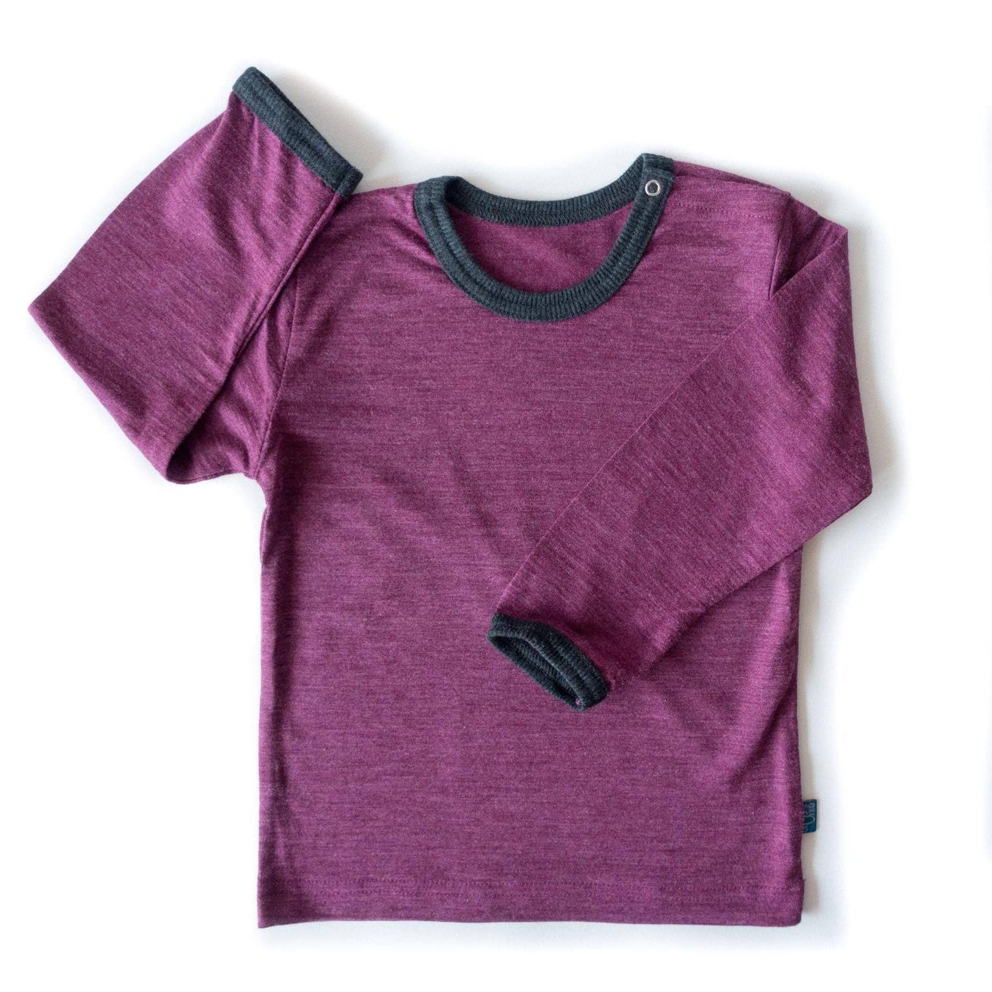 Die natürliche Klimaanlage für Kinderhaut! Luxuriöses Shirt aus Bio-Merinowolle und Seide, das wärmt, ohne zu überhitzen. 100% schadstofffrei.