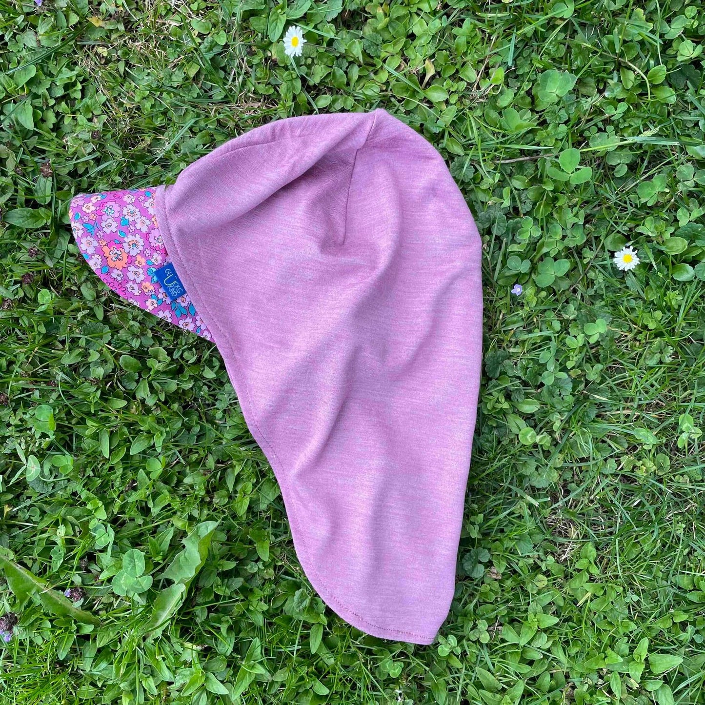 Natürlicher UV-Schutz ohne Schwitzen. Die leichte Mütze mit Schirm aus Bio-Merinowolle und Seide wirkt kühlend und schützt kleine Köpfchen perfekt.