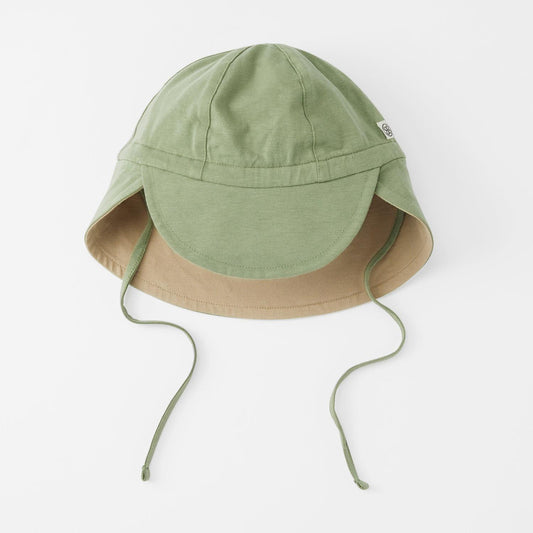 Zuverlässiger UV-Schutz für kleine Köpfe. Der leichte, mitwachsende Sonnenhut aus weichem Bambus-Mix schützt Nacken und Ohren perfekt vor der Sonne.