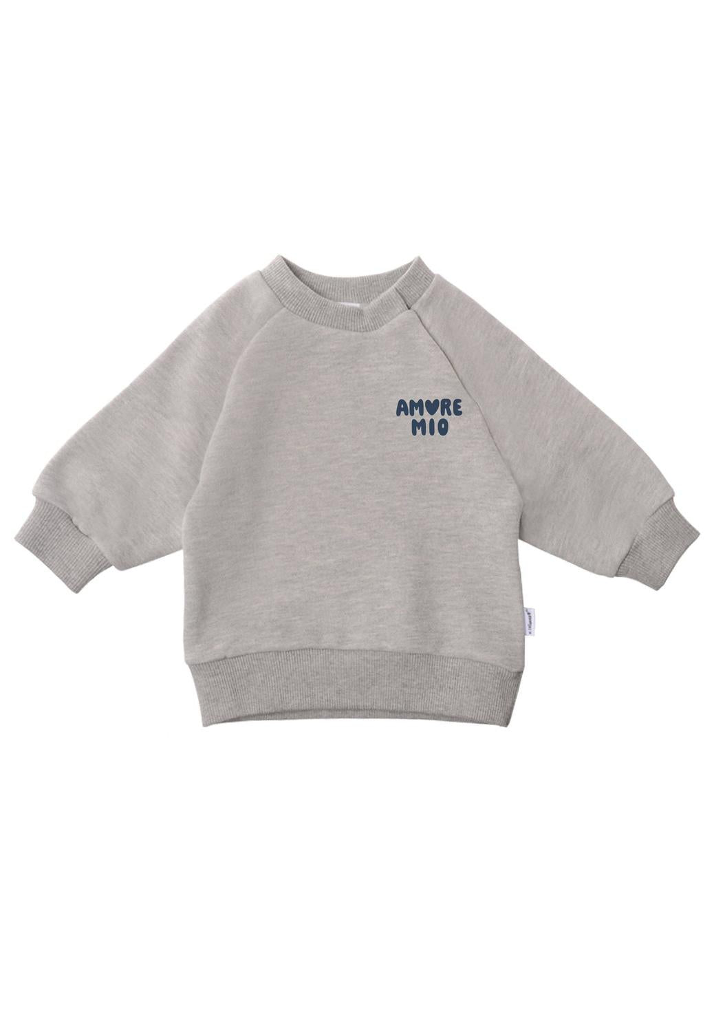 Die süßeste Liebeserklärung zum Anziehen! Das kuschelige graue Sweatshirt mit """"Amore Mio""""-Schriftzug bringt italienisches Flair in den Kinder-Alltag.""