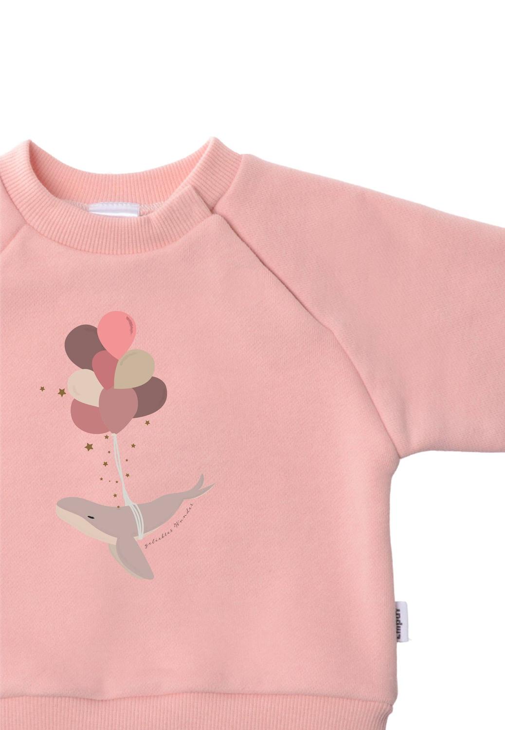 Der maritime Begleiter für kalte Tage! Das weiche Sweatshirt in zartem Dusty Pink mit niedlichem Wal-Print hält kleine Ozean-Entdecker kuschelig warm.