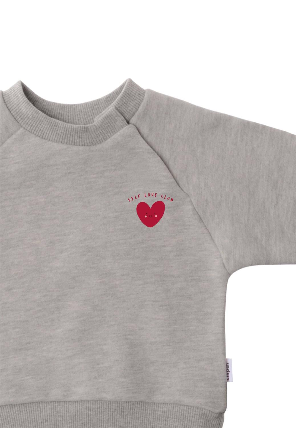 Ein starkes Statement für kleine Persönlichkeiten! Das graumelierte Kuschel-Sweatshirt mit """"Selflove Club""""-Print fördert schon früh das Selbstvertrauen.""