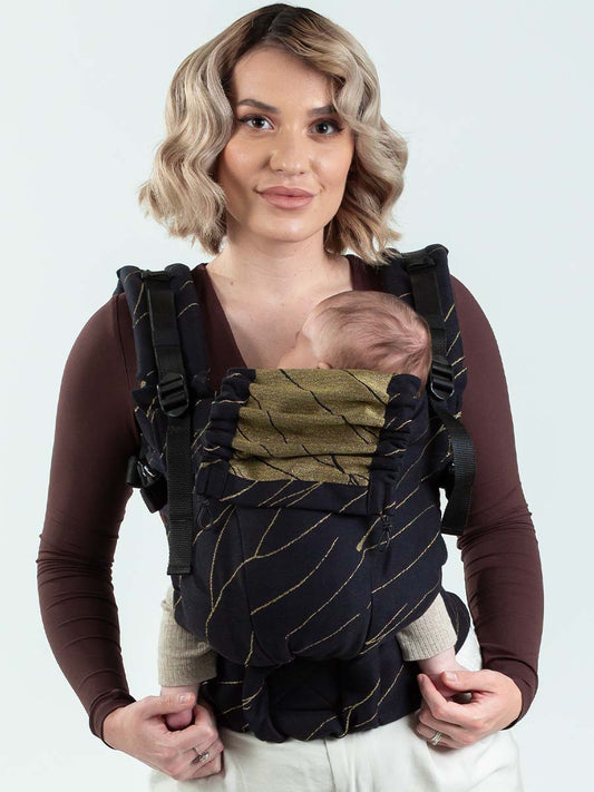 Eine Trage für die gesamte Tragezeit! Dank Sitzerweiterung passt sich diese Full-Buckle stufenlos vom Neugeborenen bis zum Vorschulkind optimal an.
