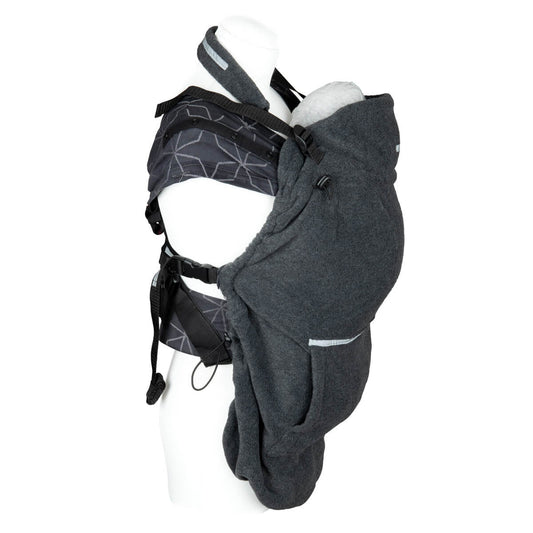 Die wärmende Schicht für kalte Tage! Das kuschelige Fleece-Cover passt universell über jede Babytrage und bietet Reflektoren für mehr Sicherheit.
