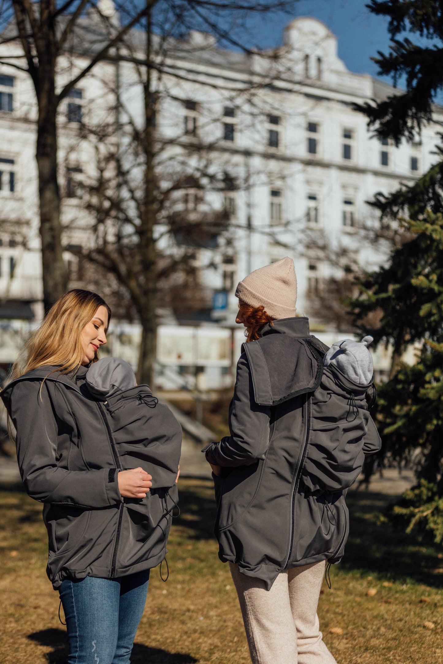 Eine Jacke für alles! Der stylische Softshell-Mantel mit Einsätzen für Schwangerschaft und Babytragen (vorne & hinten) schützt zuverlässig vor Wind und Wetter.