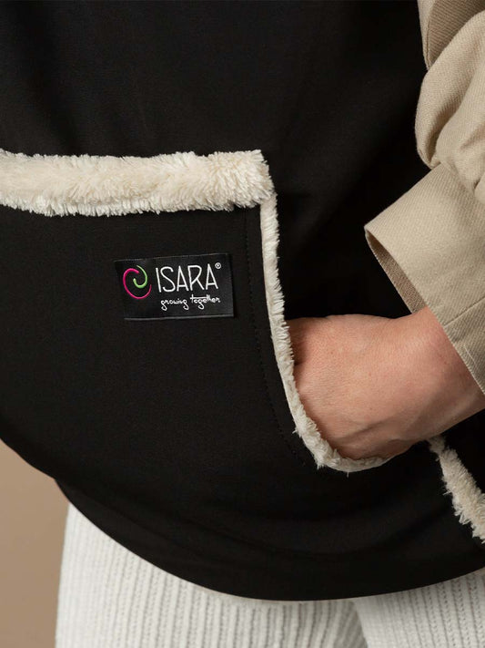 Zuverlässiger Wetterschutz für kalte Tage! Das weich gefütterte Softshell-Cover hält dein Baby im Winter warm – passend für alle Tragen & Kinderwagen.