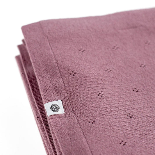 Ein Traum aus reiner Wolle! Die federleichte Strickdecke im feinen Ajour-Muster aus 100% Merinowolle ist atmungsaktiv und temperaturregulierend.