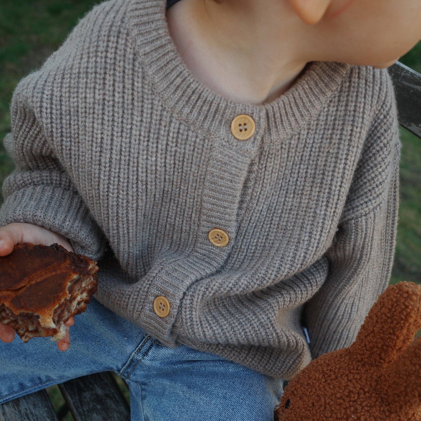 Gestrickte Babyjacke aus Merinowolle