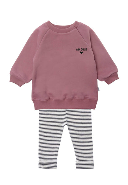 Ein Outfit zum Verlieben! Das weiche, 2-teilige Set aus kuscheligem ""amore"" Sweatshirt und bequemer Leggings macht jeden Kita-Tag mit.