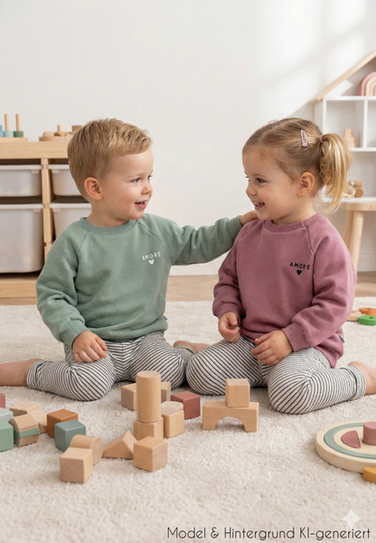 Ein Outfit zum Verlieben! Das weiche, 2-teilige Set aus kuscheligem ""amore"" Sweatshirt und bequemer Leggings macht jeden Kita-Tag mit.