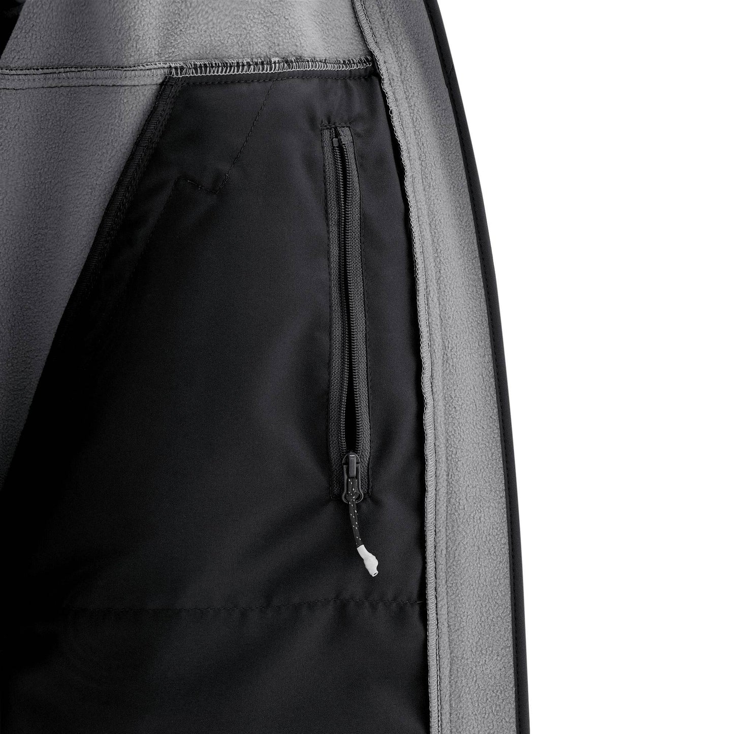 Der Papa-Klassiker! Die sportliche 3-in-1 Softshell-Jacke begleitet dich von der Übergangszeit bis in den Winter – 100% wetterfest und atmungsaktiv.