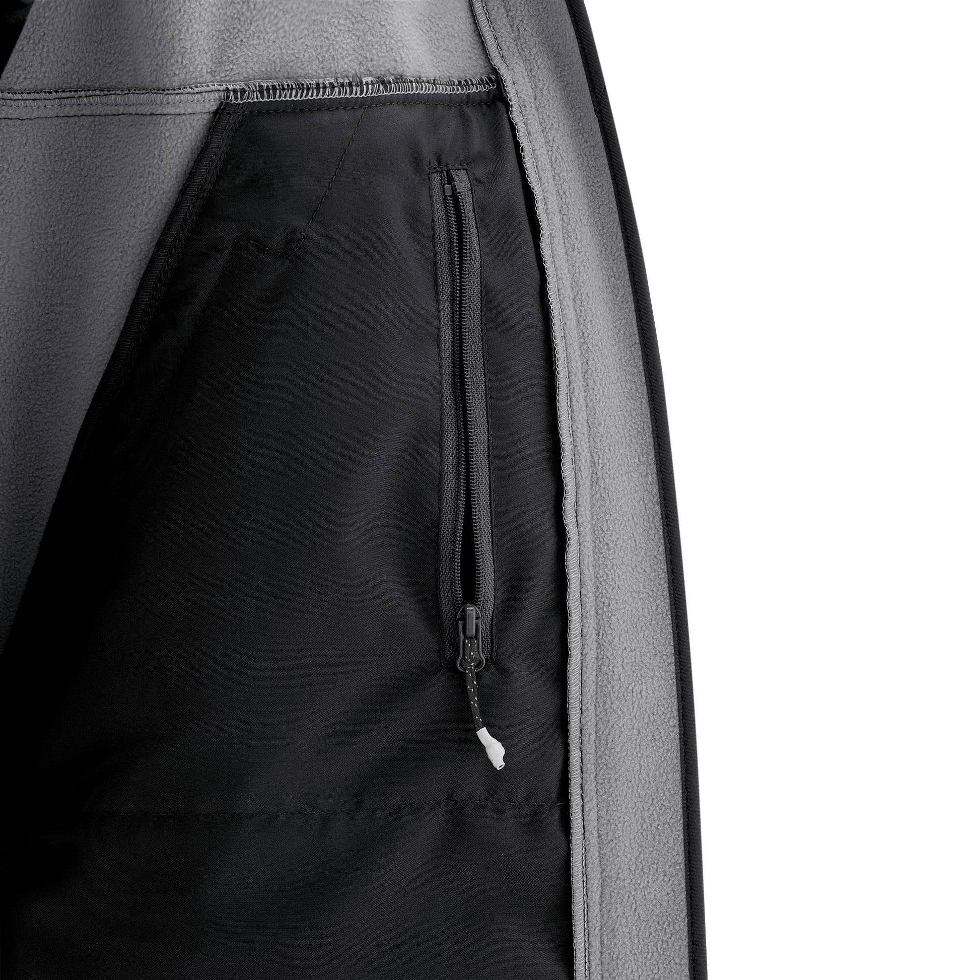 Der Papa-Klassiker! Die sportliche 3-in-1 Softshell-Jacke begleitet dich von der Übergangszeit bis in den Winter – 100% wetterfest und atmungsaktiv.