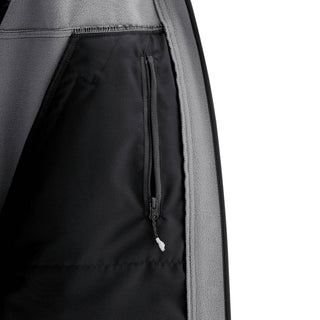 Der Papa-Klassiker! Die sportliche 3-in-1 Softshell-Jacke begleitet dich von der Übergangszeit bis in den Winter – 100% wetterfest und atmungsaktiv.
