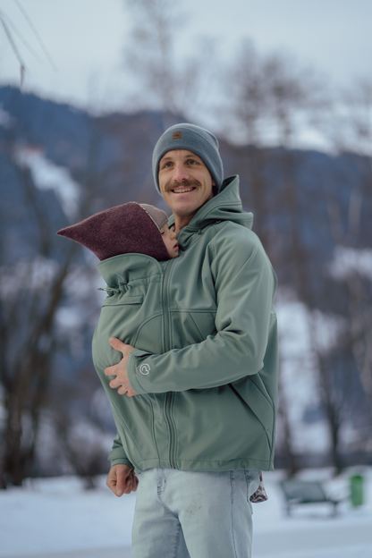 Der Papa-Klassiker! Die sportliche 3-in-1 Softshell-Jacke begleitet dich von der Übergangszeit bis in den Winter – 100% wetterfest und atmungsaktiv.