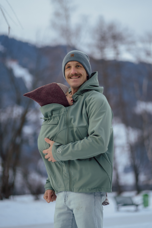 Der Papa-Klassiker! Die sportliche 3-in-1 Softshell-Jacke begleitet dich von der Übergangszeit bis in den Winter – 100% wetterfest und atmungsaktiv.