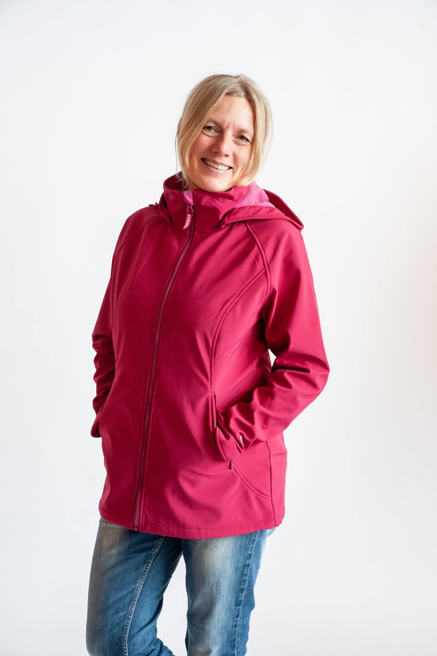 Der bewährte Klassiker! Die wetterfeste 4-in-1 Softshell-Jacke mit bequemer Passform inkl. Schwangerschafts- und Babyeinsatz (fürs Bauch- und Rückentragen).