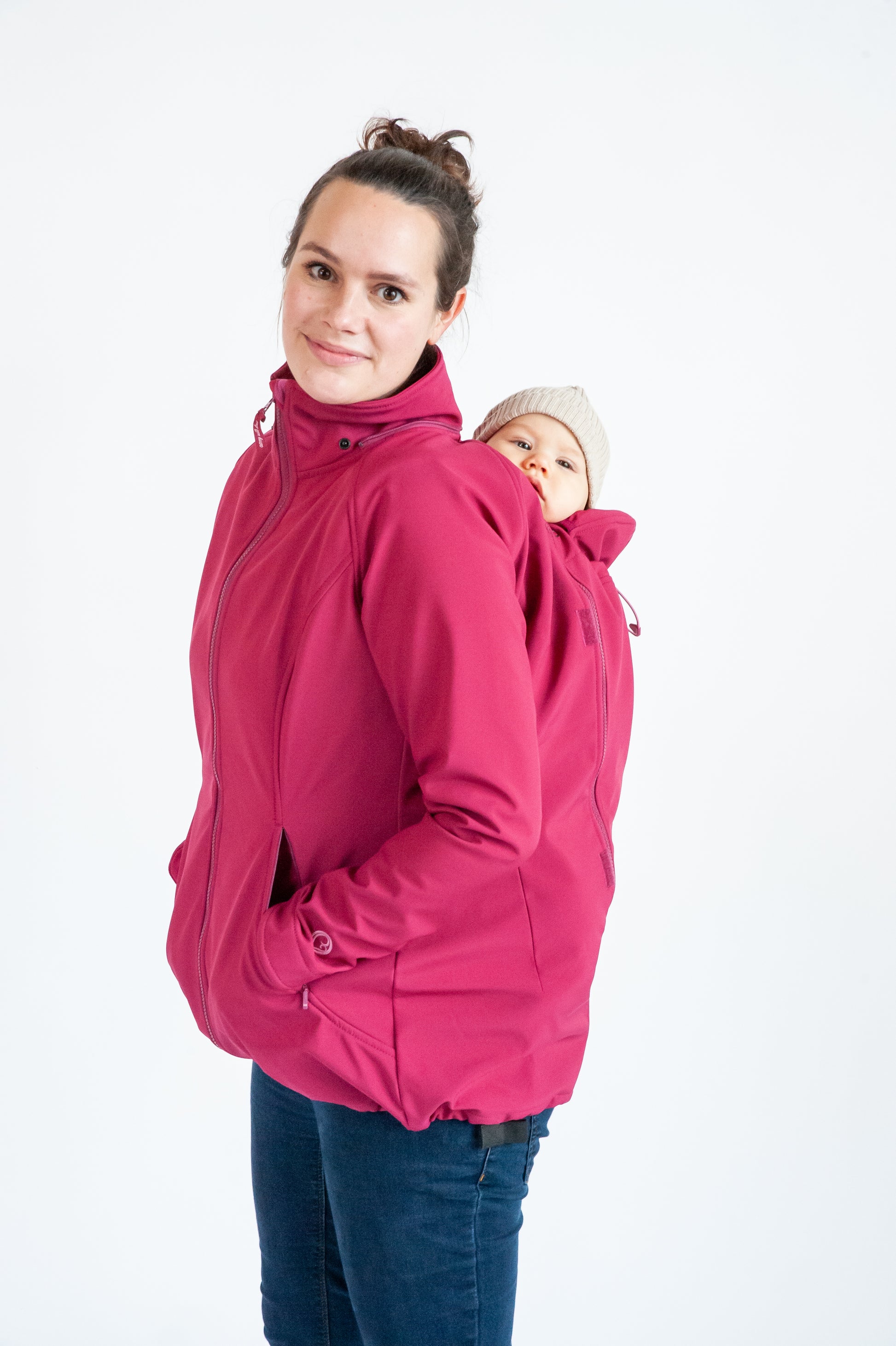 Der bewährte Klassiker! Die wetterfeste 4-in-1 Softshell-Jacke mit bequemer Passform inkl. Schwangerschafts- und Babyeinsatz (fürs Bauch- und Rückentragen).
