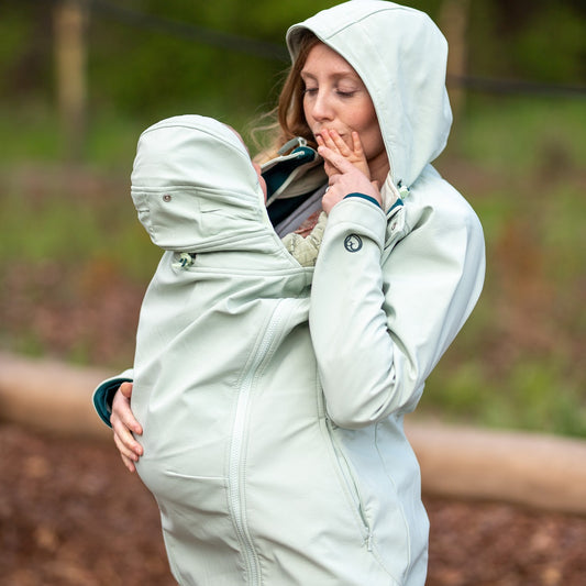Der bewährte Klassiker! Die wetterfeste 4-in-1 Softshell-Jacke mit bequemer Passform inkl. Schwangerschafts- und Babyeinsatz (fürs Bauch- und Rückentragen).
