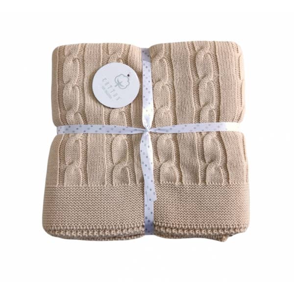 Ein zeitloser Klassiker fürs Babyzimmer! Die edle Strickdecke mit Zopfmuster aus 100% Baumwolle wärmt sanft, ist atmungsaktiv und wunderbar weich.