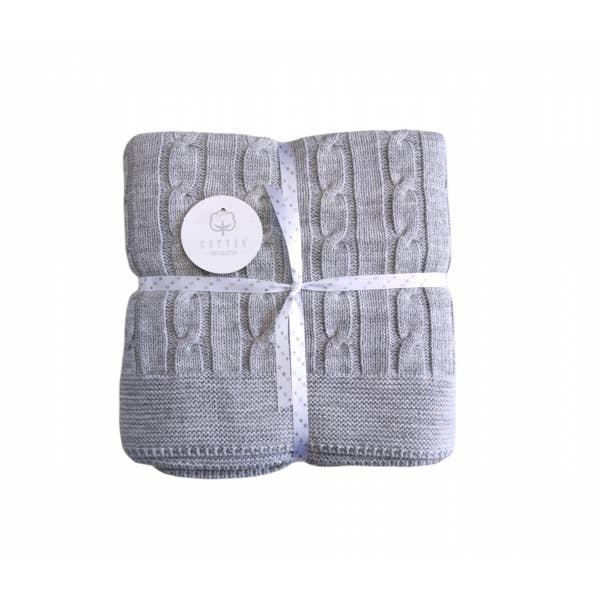 Ein zeitloser Klassiker fürs Babyzimmer! Die edle Strickdecke mit Zopfmuster aus 100% Baumwolle wärmt sanft, ist atmungsaktiv und wunderbar weich.