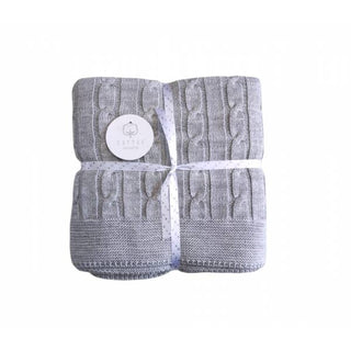 Ein zeitloser Klassiker fürs Babyzimmer! Die edle Strickdecke mit Zopfmuster aus 100% Baumwolle wärmt sanft, ist atmungsaktiv und wunderbar weich.