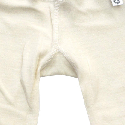 Kratzfreie Wärme für kleine Krabbler! Die weiche Strickhose aus 100% Merinowolle wächst dank der praktischen Umschlagbündchen lange mit deinem Kind mit.