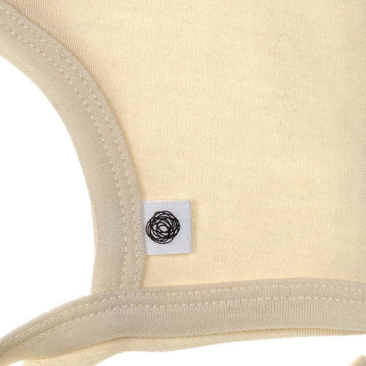 Schutz für kleine Ohren, ohne zu kratzen. Die niedliche Strickmütze aus 100% Merinowolle mit dekorativer Schleife reguliert die Temperatur auf natürliche Weise.
